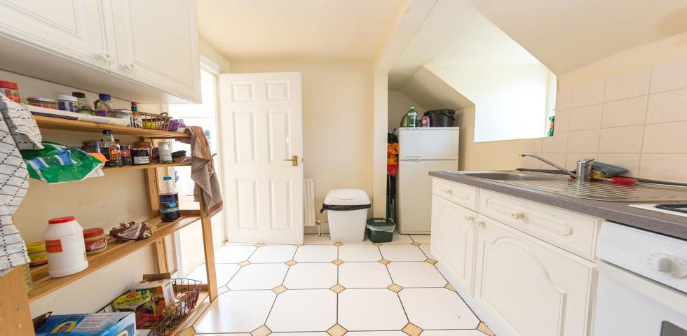 			UNDER OFFER , 3 Bedroom, 1 bath, 1 reception Flat			 Woodchurch Road, WEST HAMPSTEAD